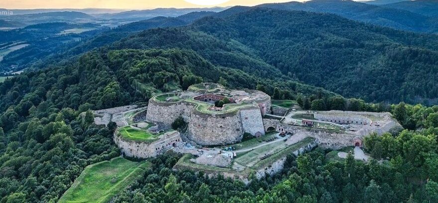 Letní výběh s partou kamarádů po okolí polské pevnosti Srebrna Gora